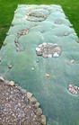 Algues, organza, rocks and pebbles, 400x150 x10 cm.